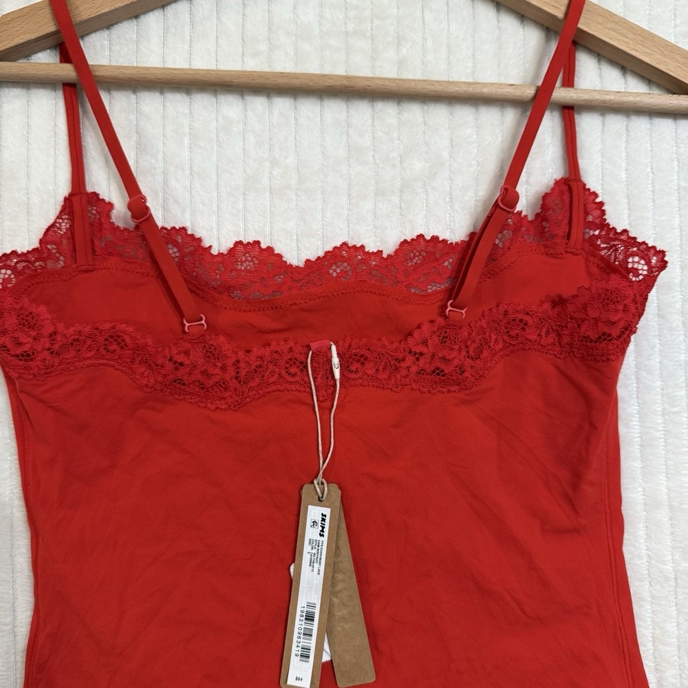 SKIMS Fits Everybody Lace Cami Bodysuit in Cayenne Red Size Small NWT $64 - Picture 5 of 11